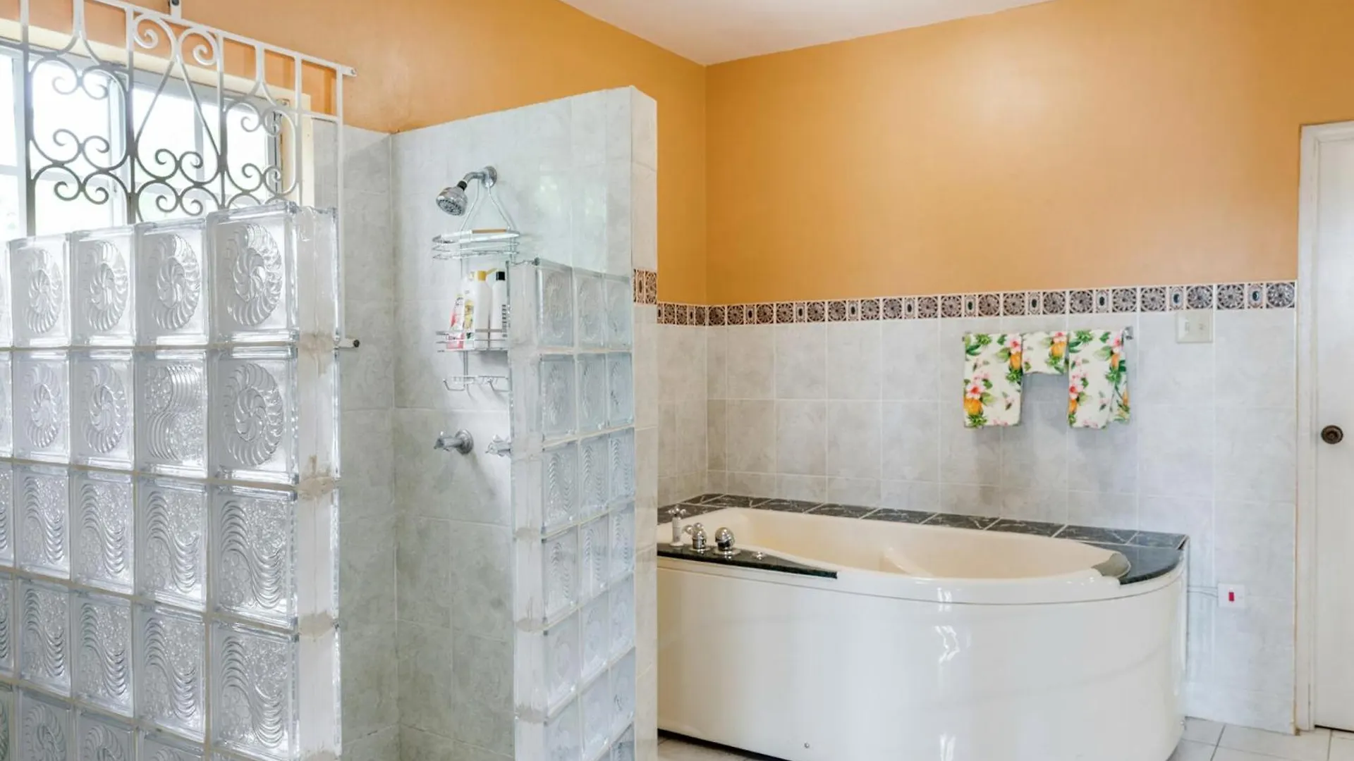 הוילה מונטגו ביי Yanceylargo-6Br Two-Story Estate With Mountain Views ג'מייקה