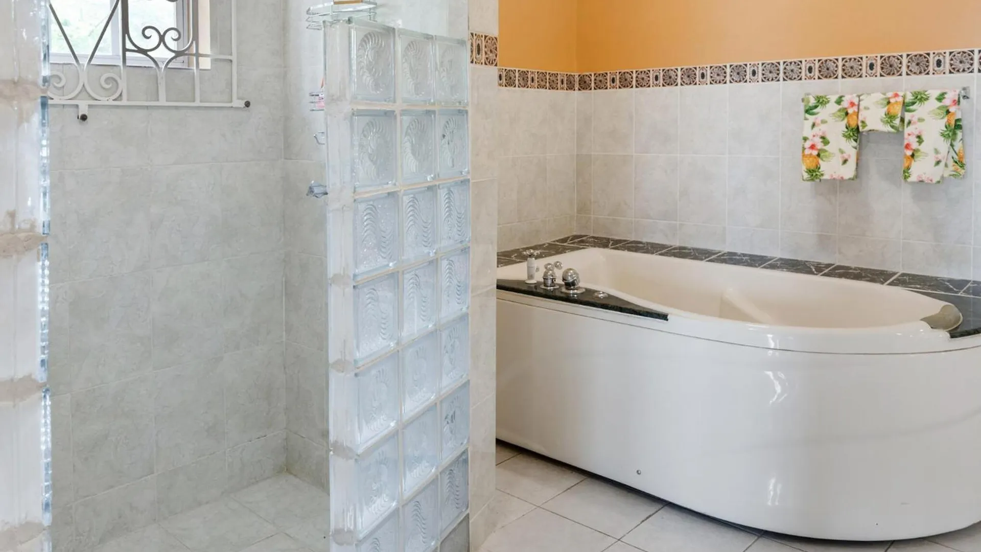 Villa Yanceylargo-6Br Two-Story Estate With Mountain Views à Montego Bay